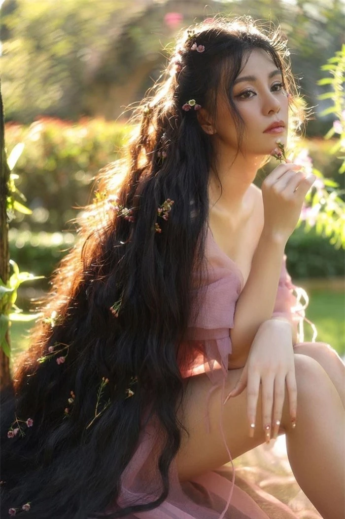 Thành tích học tập siêu khủng của mỹ nhân thủ vai 'nữ hoàng chân đất' Khánh Ly trong 'Em và Trịnh'