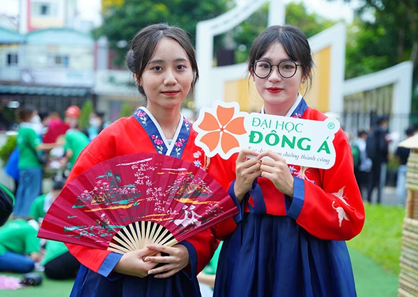 Trình diễn trang phục truyền thống của Hàn Quốc tại Lễ hội giao lưu văn hóa Việt - Hàn 2022 do Đại học Đông Á tổ chức ngày 1/7