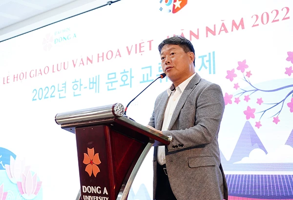 ông Kim Man Sik - Chủ tịch Hội người Hàn Quốc tại miền Trung Việt Nam phát biểu tại lễ khai mạc Lễ hội