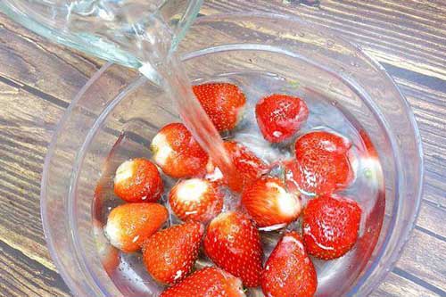 Rửa dâu tây chỉ với nước chẳng khác nào ăn trứng côn trùng, thêm 2 nguyên liệu mới sạch hoàn toàn