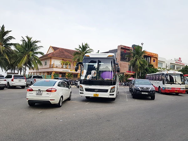 Sau thời gian dài phải đóng cửa do ảnh hưởng dịch COVID-19, các nhà hàng ven biển Đà Nẵng nay đã nhộn nhịp trở lại
