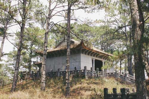 Ít ai biết Đà Lạt có lăng mộ hoàng thân triều Nguyễn ẩn giữa rừng thông siêu đẹp