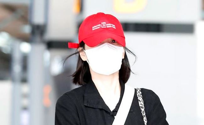 Song Hye Kyo bất ngờ xuất hiện tại sân bay, che kín mít nhưng vẫn cực kỳ thân thiện
