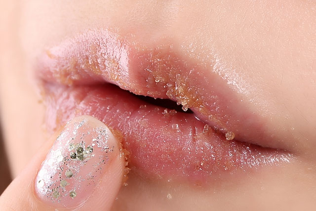 3 cách đơn giản giúp bạn tẩy sạch da chết cho môi