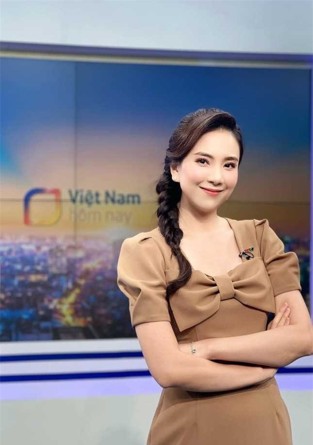 'Cô gái thời tiết' Mai Ngọc diện crop top khoe vóc dáng nuột nà, fan dành 'cơn mưa' lời khen ngợi