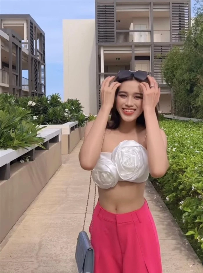 Diện crop top độc lạ, Hoa hậu Đỗ Thị Hà ngày càng nhuận sắc và quyến rũ 