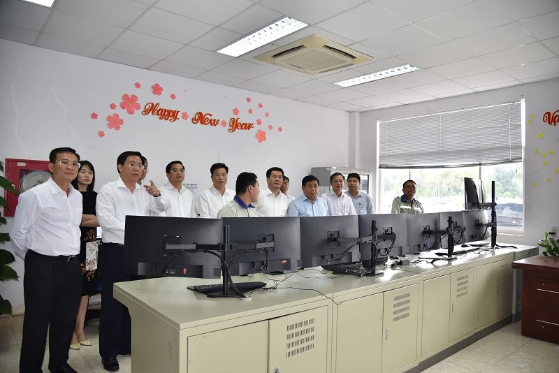 Các Bộ trưởng và lãnh đạo tỉnh Đắk Nông nghe báo cáo tình hình sản xuất, kinh doanh của Công ty Nhôm Đắk Nông - TKV.