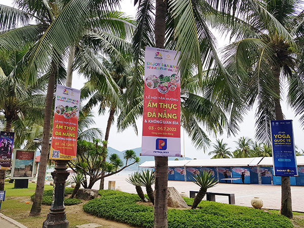 Các gian hàng đang được dựng lên ở Công viên Biển Đông, chuẩn bị cho Lễ hội “Tận hưởng ẩm thực Đà Nẵng và Không gian bia” 2022 sẽ diễn ra từ ngày 3 - 6/7