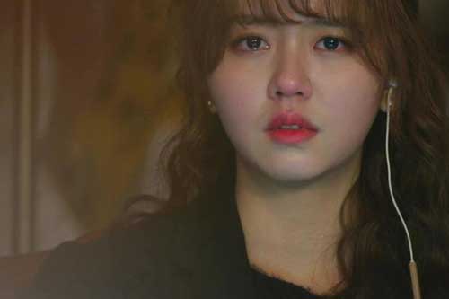 Bắt gặp chồng đèo bồ đi phố, vợ không thèm đánh ghen mà phóng lên nhắc một câu khiến chồng tái mặt bẽ bàng