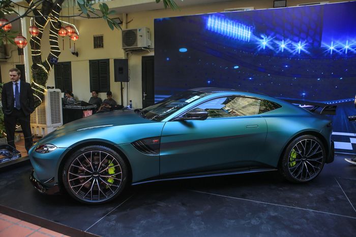 Cận cảnh Aston Martin Vantage F1 Edition đầu tiên tại Việt Nam