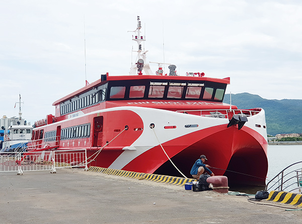 Tàu Trưng Trắc của Phú Quốc Express neo đậu tại cảng Sông Hàn suốt cả tháng 6 vừa qua chứ không vận hành tuyến vận tải thủy từ bờ ra đảo Đà Nẵng - Lý Sơn
