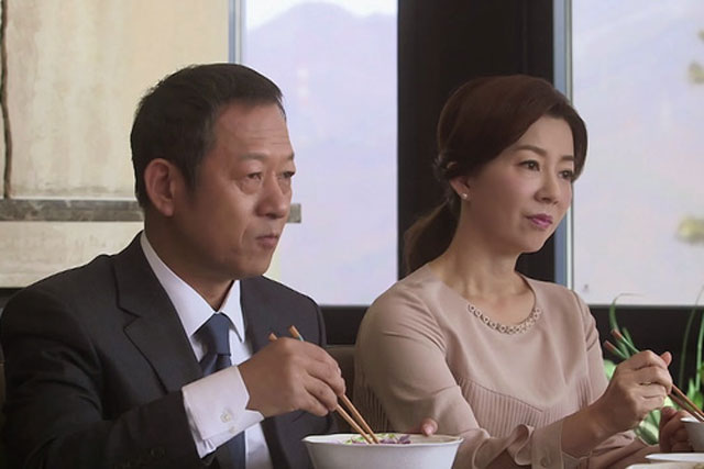 Ghét chị dâu mẹ tôi lén vào nhà kiểm tra, trốn trong tủ nhìn cảnh tượng bà lặng lẽ khóc