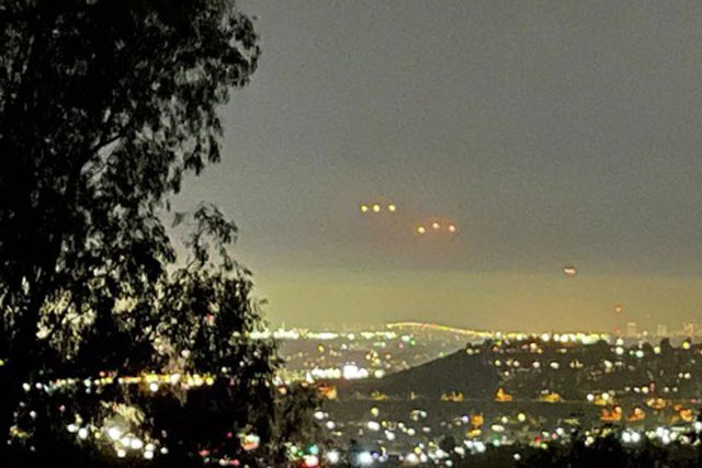 Ánh đèn bí ẩn lơ lửng trên bầu trời đêm khiến nhiều người hoang mang
