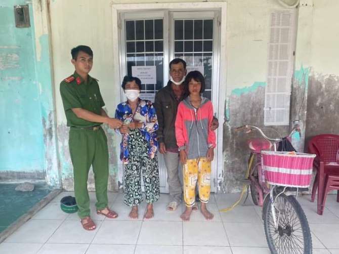 Công an hỗ trợ bé gái mắc bệnh tâm thần đoàn tụ cùng gia đình