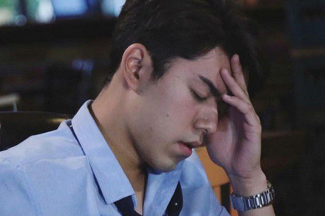 Tang lễ mẹ có 1 người phụ nữ xinh đẹp khóc thương, nhìn rõ mặt em mà tôi đờ đẫn