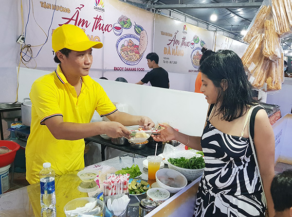 Đông đảo du khách nước ngoài đến với Lễ hội “Tận hưởng ẩm thực Đà Nẵng 2022”