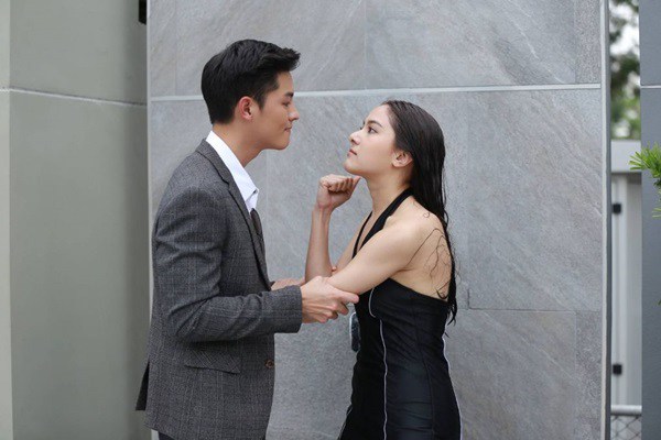 Chán bạn gái nghèo chỉ muốn "thoát", về nhà em nhìn chiếc lọ hoa vỡ tôi hối hận "đứt ruột"