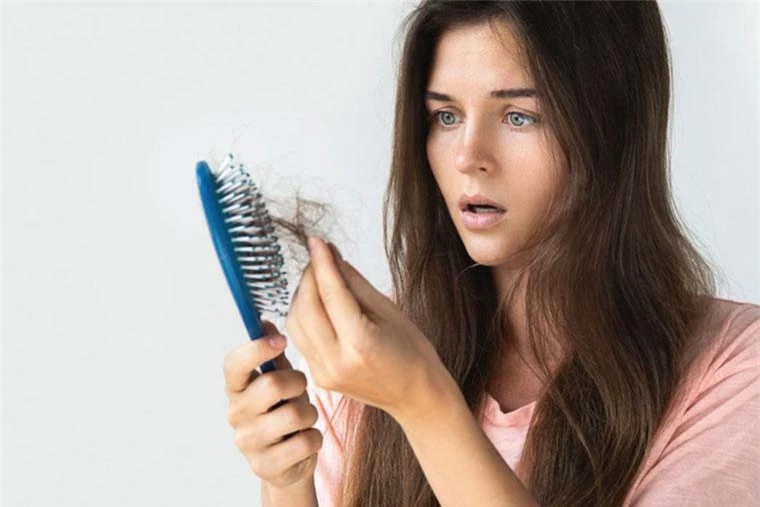 Chăm sóc tóc sai cách khiến tóc bị gãy rụng
