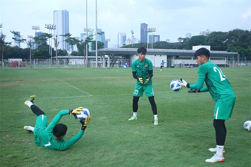 Ba thủ môn U19 VN trong buổi tập chiều 3/7. Ảnh: Phan Hồng 