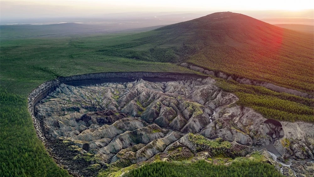 NASA chụp chi tiết lạ của nòng nọc khổng lồ ở Siberia: Các nhà khoa học lập tức cảnh báo - Ảnh 2.