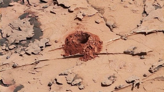 Sự sống Sao Hỏa nằm sâu 2 mét dưới lòng đất? - Ảnh 1.