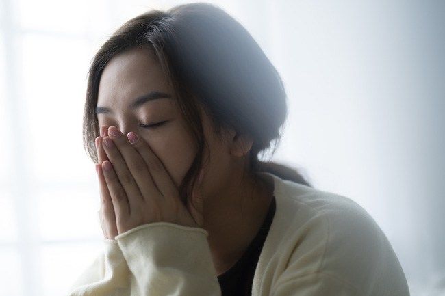 Giỗ lần hai của bố chồng, phát hiện chiếc hộp gỗ lạ trên ban thờ, mở ra tôi choáng váng