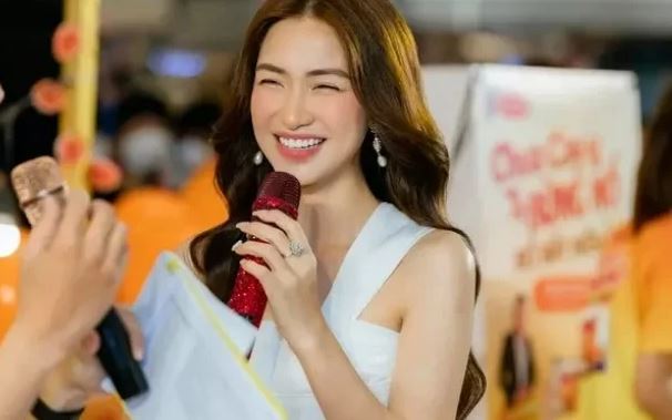 Hòa Minzy gặp sự cố khi đi hát, gây hoang mang vì bắt khán giả góp tiền trả