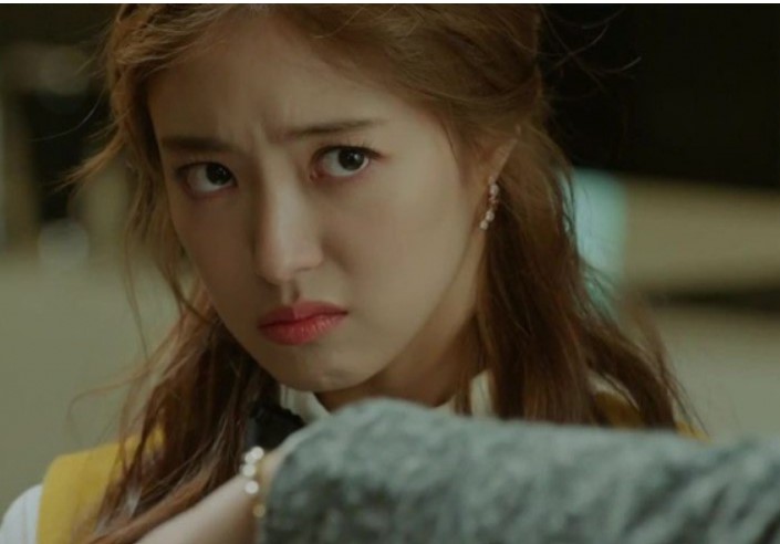 Xấu hổ khi mẹ chồng lấy phần ở đám cưới, tôi cầm xôi ném vào thùng rác và mắng bà 1 trận