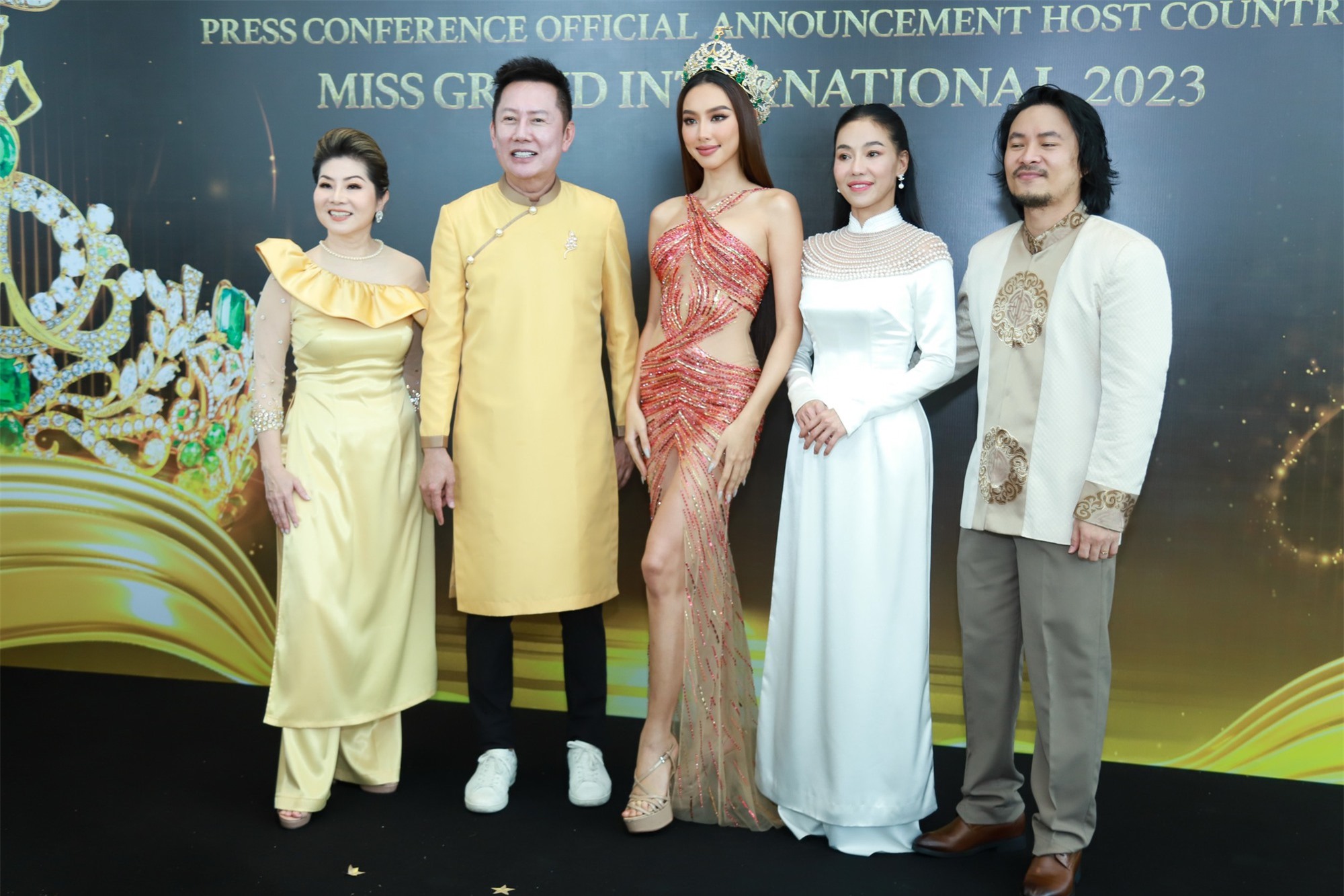 Dàn Hoa hậu Vbiz đọ nhan sắc tại họp báo Miss Grand International 2023: Thùy Tiên chiếm spotlight giữa các đàn chị kỳ cựu - Ảnh 8.