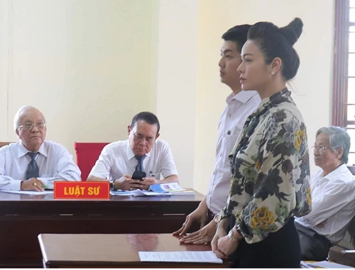 Diễn viên Nhật Kim Anh và cồng cũ tại phiên tòa phúc thẩm.