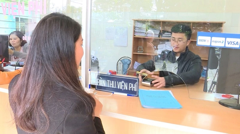 Người dân thanh toán viện phí không dùng tiền mặt tại cơ sở khám chữa bệnh trên địa bàn tỉnh Lâm Đồng.