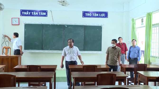 Đoàn kiểm tra các điều kiện đảm bảo cho kỳ thi tốt nghiệp THPT tại tỉnh Cà Mau.