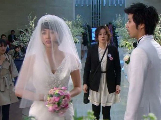 Tái mặt tưởng tình cũ phá đám tiệc cưới, bất ngờ anh tặng hẳn căn hộ khiến tôi chết lặng