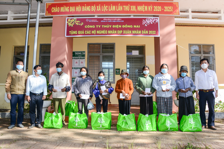 Công ty Thuỷ điện Đồng Nai trao quà Tết cho các hộ nghèo nhân dịp tết đến xuân về.
