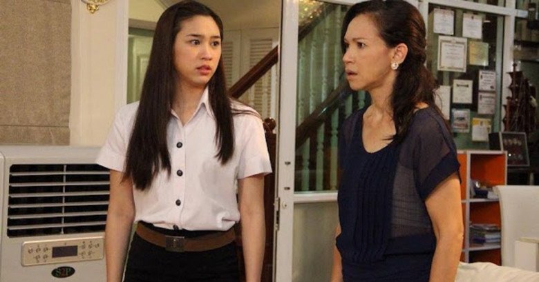 Tôi và mẹ đi viếng mộ anh trai, nhìn thấy một người mặt bà tái mét rồi bỏ chạy