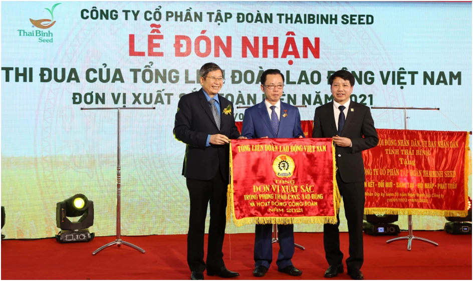 Đại diện Tập đoàn ThaiBinh Seed vinh dự đón nhận Cờ Thi đua của Thủ tướng Chính phủ.