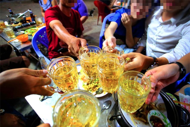 Việt Nam xếp thứ 2 khu vực Đông Nam Á, thứ 3 châu Á về tiêu thụ rượu bia - Ảnh 1.