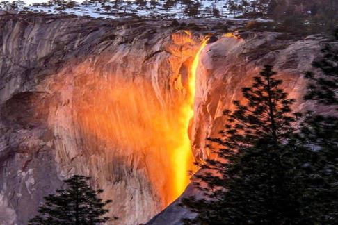 Chiêm ngưỡng 4 cảnh quan thiên nhiên kỳ lạ nhất trên trái đất: Thác nước rực lửa, sa mạc nghìn hồ, để thấy hành tinh chúng ta đang sống độc đáo như thế nào