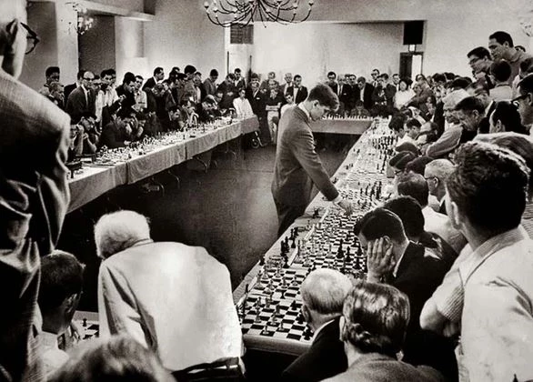 Bobby Fischer được nhiều người coi là kỳ thủ cờ vua vĩ đại nhất từng tồn tại của nhân loại. Vào năm 1964, Fischer khi ấy mới 21 tuổi đã thi đấu cùng lúc với 50 đối thủ và kết quả là đã thắng 47 trận, hòa 2 và thua 1. Anh thua Donn Rogosin, một tay vợt không nổi tiếng thời bấy giờ.