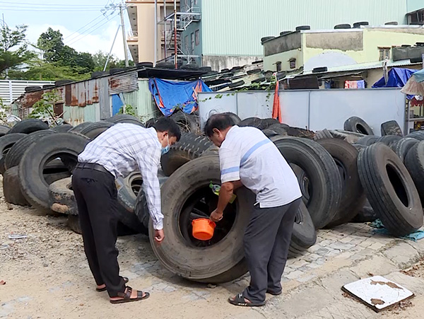 Diệt diệt lăng quăng (bọ gậy) ở các bãi tập kết lốp xe trên địa bàn quận Liên Chiểu (Đà Nẵng) để phòng chống dịch sốt xuất huyết