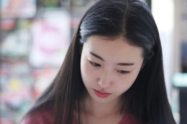 Ngày đầu tiên đi làm, vợ cay đắng chứng kiến chồng ôm bồ trẻ vào khách sạn