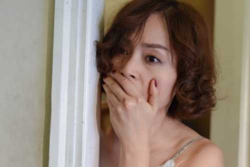 Đi chợ về giữa buổi, tôi rụng rời chân tay khi nghe được cuộc trò chuyện giữa mẹ chồng và chị dâu