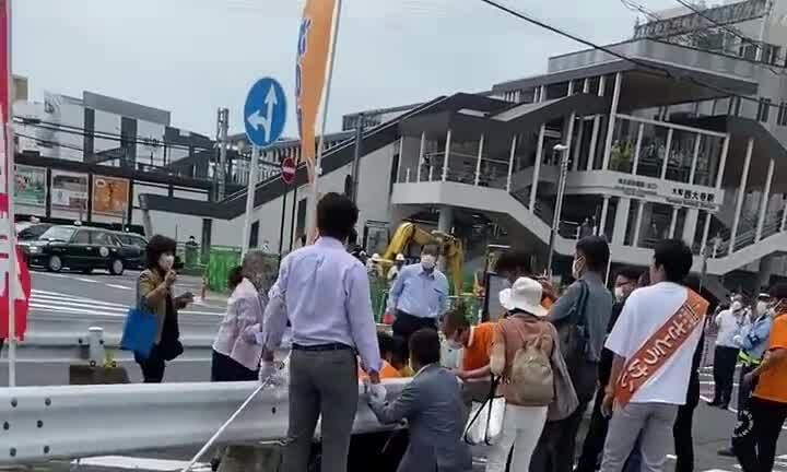 Cựu thủ tướng Nhật Shinzo Abe 'bị bắn vào ngực'