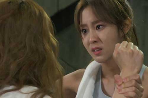 Sau màn đánh ghen tơi tả, tôi và nhân tình của chồng chỉ biết ôm nhau khóc nức nở