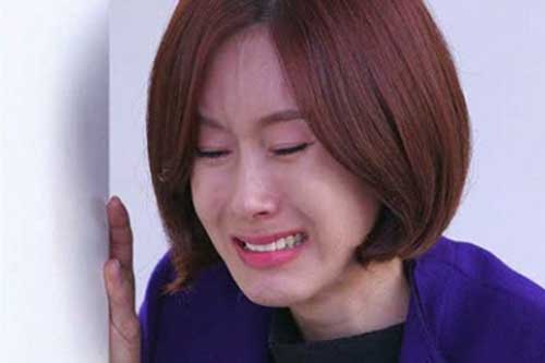 Nhìn chồng và bạn thân vừa bước từ taxi xuống, tôi chết đứng thấy thứ nhơ nhớp đó vẫn còn dính trên môi anh