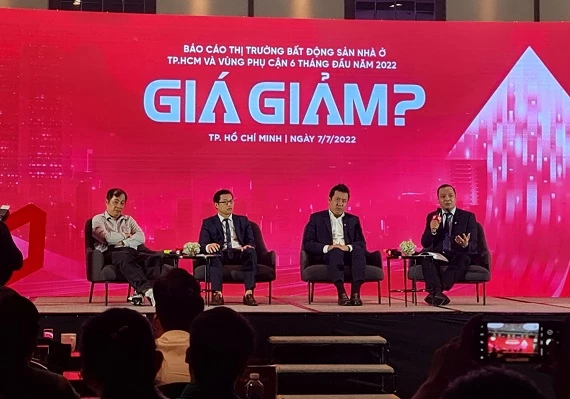 Tọa đàm "Giá giảm?" có sự tham gia của Tiến sĩ Đinh Thế Hiển - chuyên gia kinh tế và ông Phạm Lâm - Chủ tịch HĐQT kiêm Tổng Giám đốc DKRA Vietnam