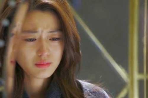 Gần ngày cưới, cô dâu xanh tái mặt vì những "món quà" từ phương xa cứ dồn dập gửi về