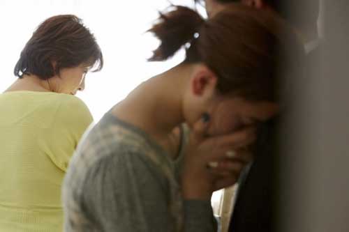 Ch&#x1ED3;ng v&#xF4; sinh nh&#x1B0;ng v&#x1EE3; v&#x1EAB;n c&#xF3; thai, c&#x1EA3; gia &#x111;&#xEC;nh nh&#xE0; ch&#x1ED3;ng ru&#x1ED3;ng r&#x1EAB;y kh&#xF4;ng nh&#x1EAD;n ch&#xE1;u ru&#x1ED9;t