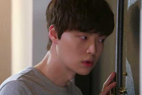 Thấy vợ đi tắm không đóng cửa, tôi ngó đầu vào trêu ai ngờ sững sờ trước hành động bất ngờ của vợ