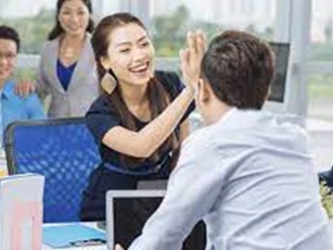 Chồng tôi và cô đồng nghiệp của anh thân thiết quá mức